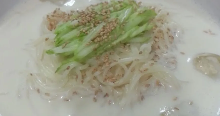 Kong guksu || Noodles in Cold Soybean Soup, 豆汁面, 豆汁麵, コングクス, 콩국수 Kong guksu || Noodles in Cold Soybean Soup, 豆汁面, 豆汁麵, コングクス, 콩국수