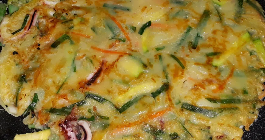 Haemulpajeon || Seafood and Green Onion Pancake, 海鲜葱煎饼, 海鮮蔥煎餅, 海鮮とねぎのチヂミ, 해물파전 Haemul pajeon || Seafood and Green OnionPancake, 海鲜葱煎饼, 海鮮とねぎのチヂミ