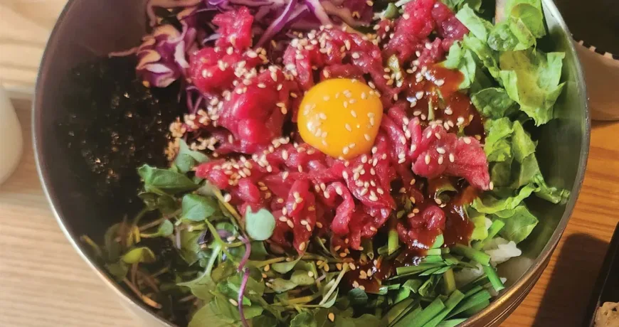 Yukhoe-bibimbap || Beef Tartare Bibimbap, 生牛肉拌饭, ユッケビビンバ, 육회비빔밥