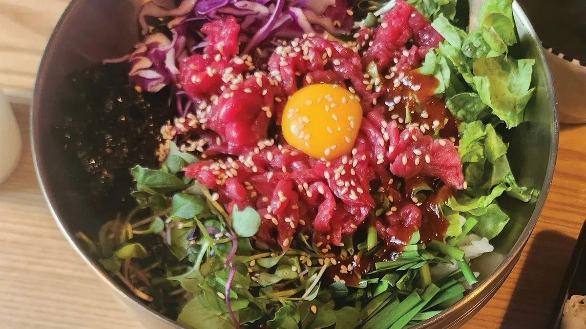 Yukhoe-bibimbap || Beef Tartare Bibimbap, 生牛肉拌饭, ユッケビビンバ, 육회비빔밥