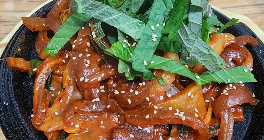 Dwaejikkeopdegibokkeum || Stir fried Pork Rind, 辣炒猪皮, 辣炒豬皮, 豚皮炒め