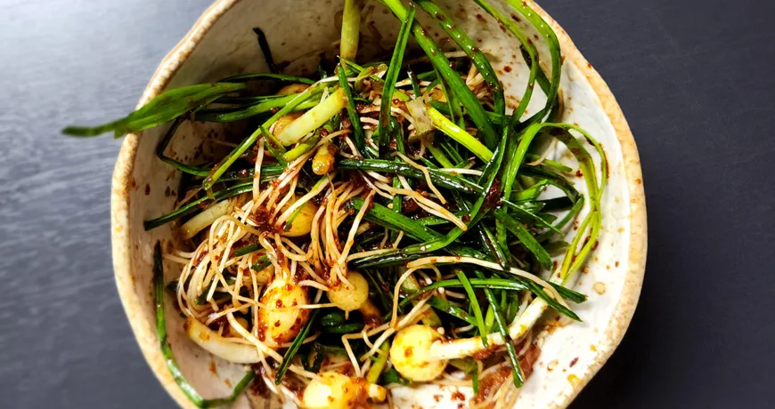 Dallaemuchim || Wild Chive Salad, 凉拌山蒜, 涼拌山蒜, ヒメニラの和え物, 달래무침