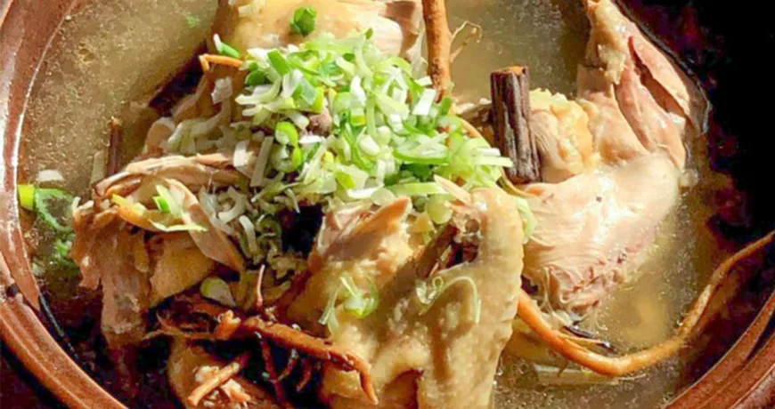 Hwanggidakbaeksuk || Whole Chicken Soup with Milk Vetch Roots, 黄芪清炖鸡