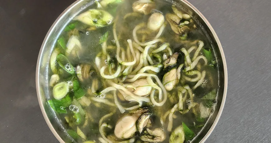 Maesaengigulkalguksu || Noodle Soup with Seaweed Fulvescens and Oyster