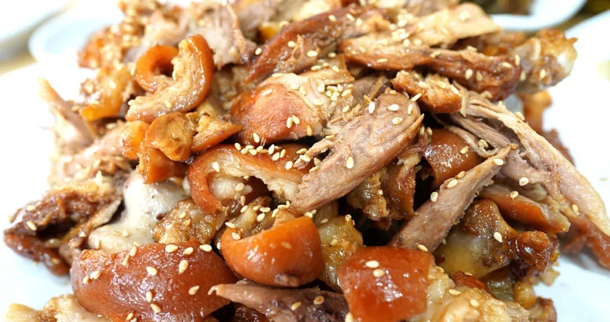 Hwanggijokbal || Braised Pigs' Feet with Milk Vetch Root, 黄芪酱猪蹄, 黃芪醬豬蹄, 黄耆豚足, 황기족발 Hwanggijokbal || Braised Pigs' Feet with Milk Vetch Root