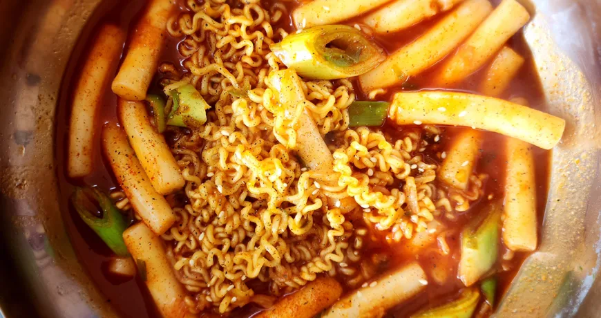 Rabokki || Stir fried Instant Noodle, 拉面辣炒年糕, 拉麵辣炒年糕, ラボキ, 라볶이