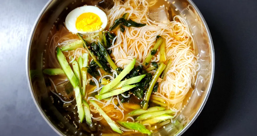 Yeolmuguksu || Young Summer Radish KimchiNoodles, 萝卜缨辛奇面, 大根若菜キムチ素麺,
