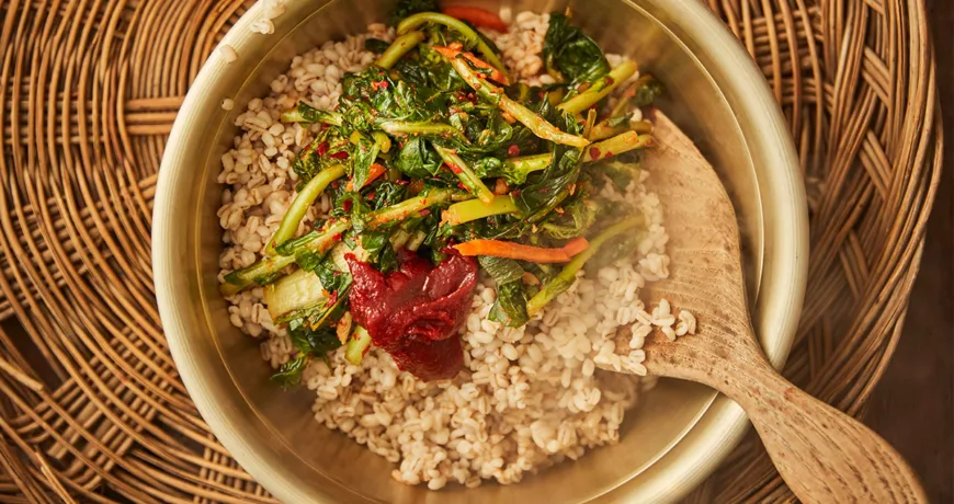 Yeolmubibimbap || Young Summer Radish Bibimbap, 萝卜缨辛奇拌饭, 大根若菜ビビンバ