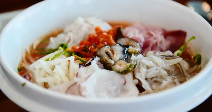 Ojingeomulhoe || Cold Raw Squid Soup, 水拌鱿鱼片, 水拌魷魚片, イカ入り冷やしスープ, 오징어물회