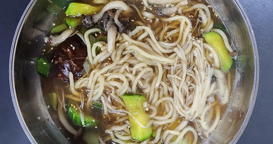 Beoseotkalguksu || Mushroom Noodle Soup, 蘑菇刀切面, 菌菇刀切麵, きのこのカルグクス, 버섯칼국수