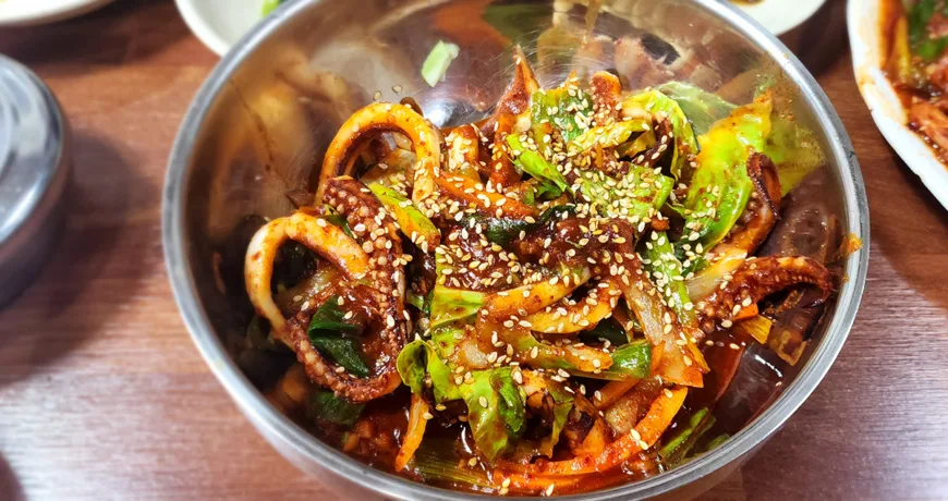 Ojingeodeopbap || Spicy Stir fried Squid with Rice, 鱿鱼盖饭, 魷魚蓋飯, イカ炒め丼 :: k food.market