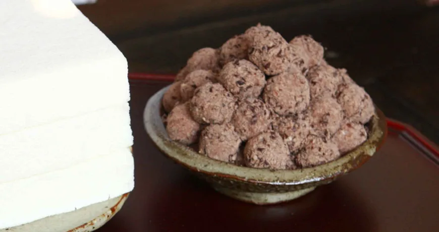 Susupattteok || Red bean coated Millet Rice Cake, 红豆高粱糕, 紅豆高粱糕, 小豆きび餅 :: k food.market