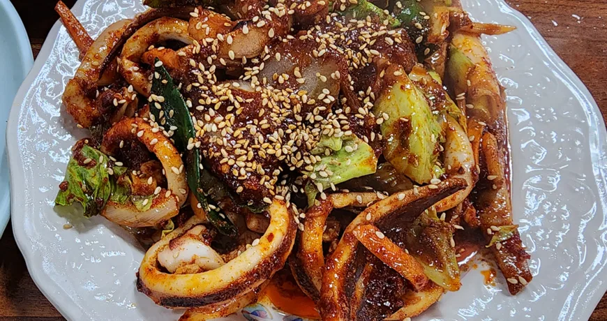Ojingeobokkeum || Stir fried Squid, 辣炒鱿鱼, 辣炒魷魚, イカ炒め, 오징어볶음 :: k food.market