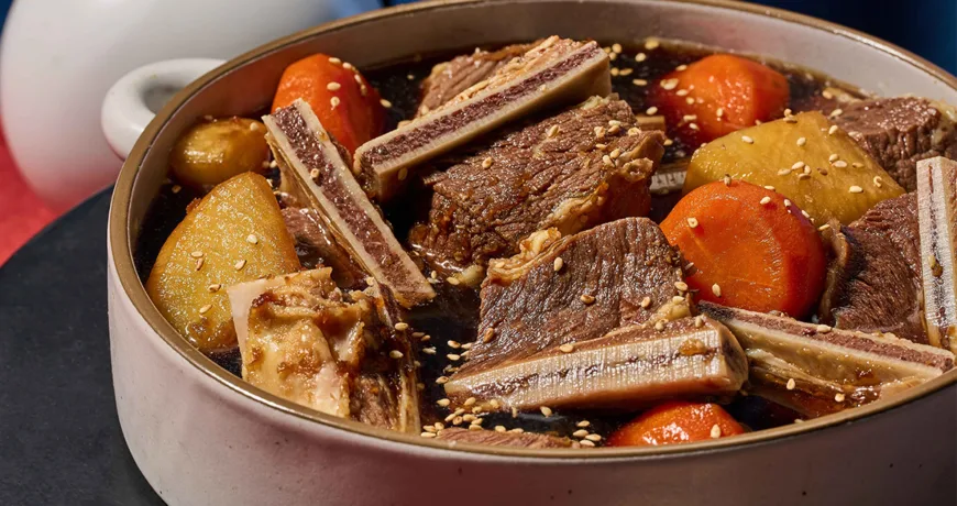 Sogalbijjim || Braised Beef Short Ribs, 炖牛排骨, 燉牛排骨, 牛カルビの蒸し物, 소갈비찜 :: k food.market