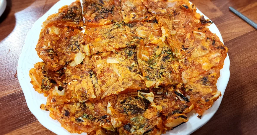 Kimchijeon || Kimchi Pancake, 辛奇煎饼, 辛奇煎餅, キムチのチヂミ, 김치전 :: k food.market