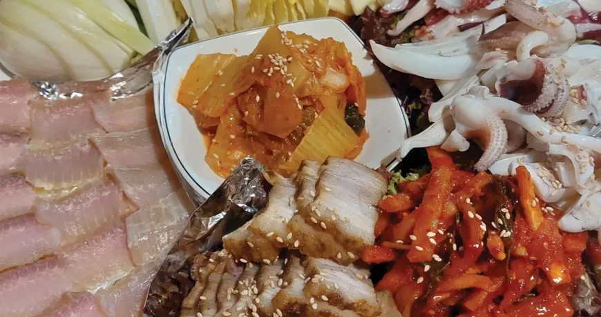Hongeosamhap || Skate, Pork, and Kimchi Combo, 斑鳐三合, 斑鰩三合, ガンギエイのサムハプ, 홍어삼합 Hongeosamhap || Skate, Pork, and Kimchi Combo, 斑鳐三合, 斑鰩三合, ガンギエイのサムハプ, 홍어삼합