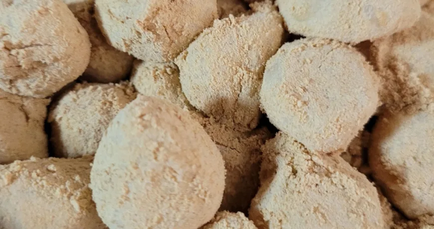 Injeolmi || Bean powder coated Rice Cake, 打糕, 打糕, 黄な粉餅, 인절미