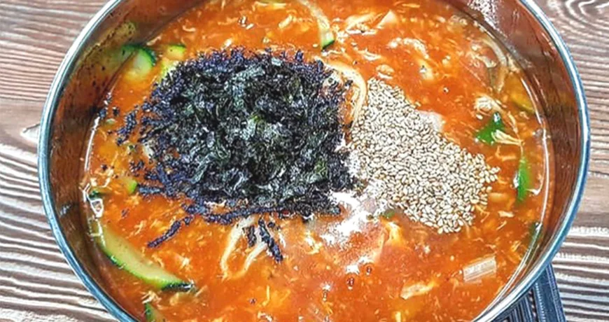 Jangkalguksu || Gochujang and Doenjang Noodle Soup, 辣椒酱刀切面, 辣醬刀切麵, コチュジャンカルグクス, 장칼국수 Jangkalguksu || Gochujang and Doenjang Noodle Soup, 辣椒酱刀切面, 장칼국수