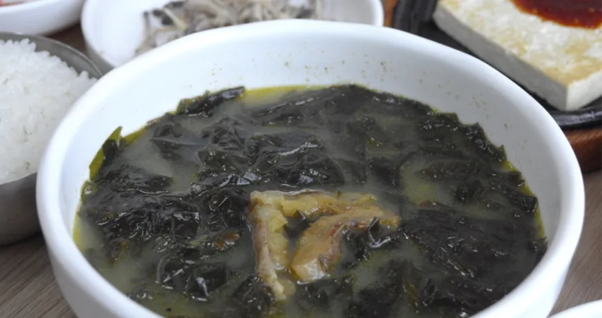 Hwangtae Miyeokguk || Dried Pollack Seaweed Soup, 황태미역국 :: k food.market