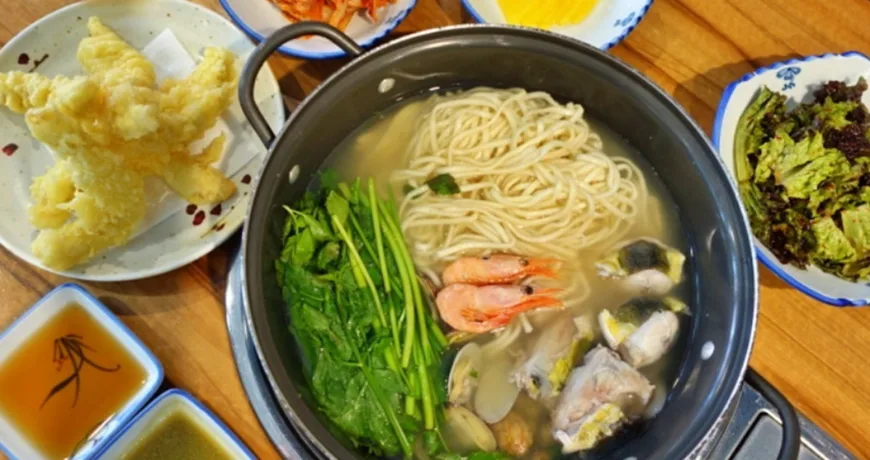 Bok Kalguksu || Pufferfish Knife Cut Noodle Soup, 복칼국수 :: k food.market